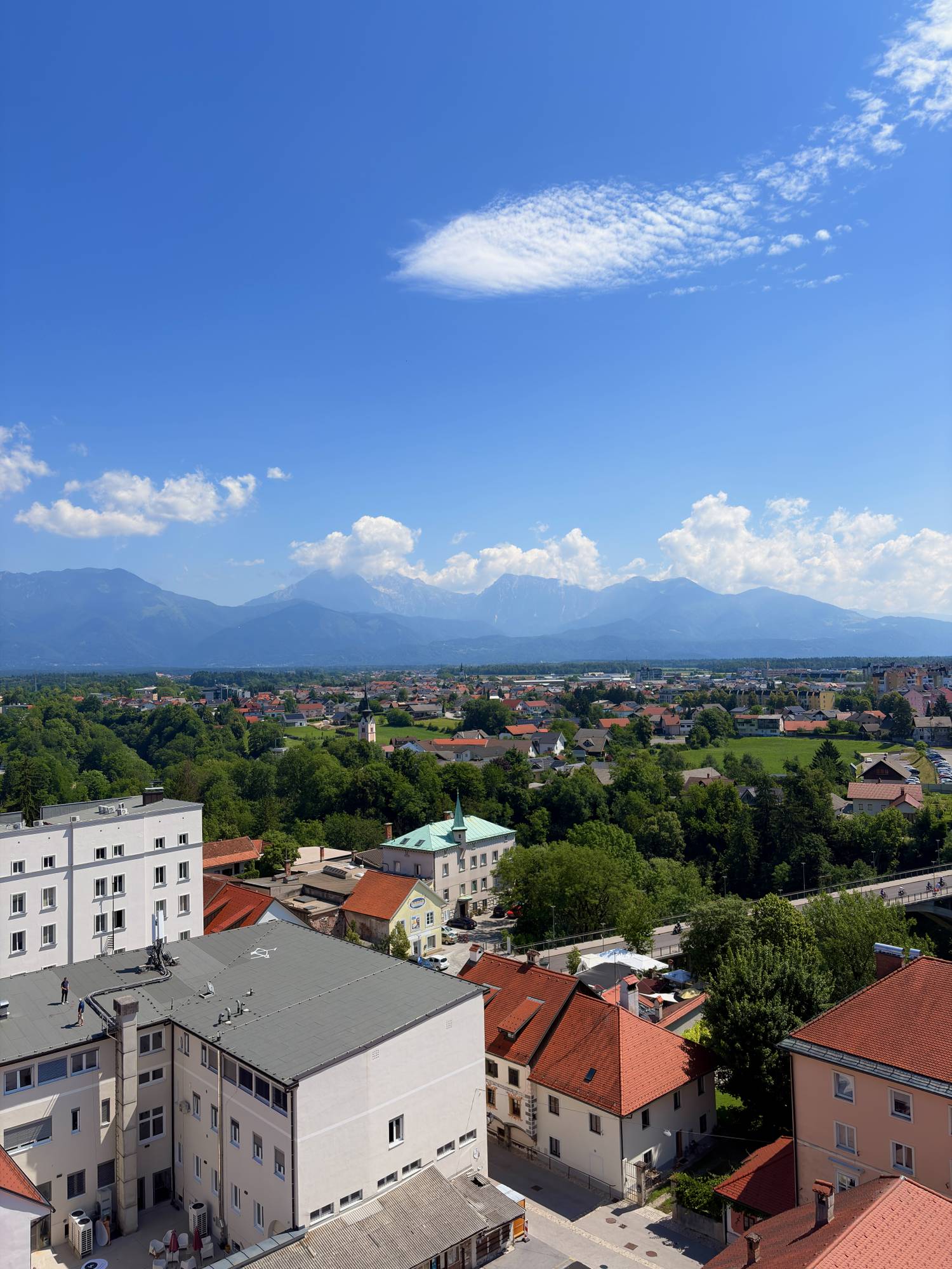 Kilátás a Szent Kanciján-templom harangtornyából Kranj városában.