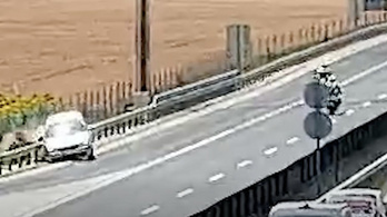 Elaludhatott a rendőrök előtt, a korlátnak csattant az M30-ason egy autós