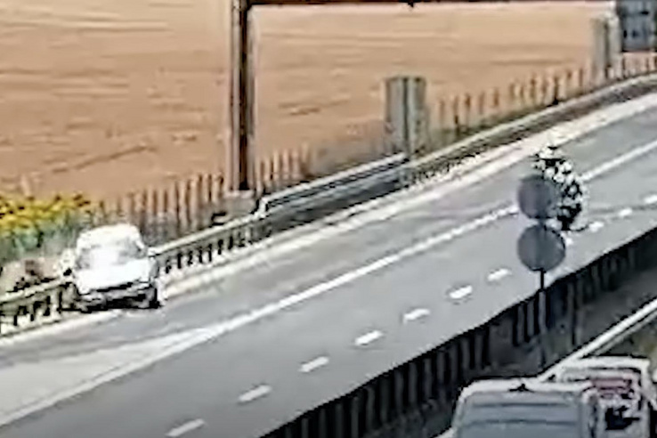 Elaludhatott a rendőrök előtt, a korlátnak csattant az M30-ason egy autós