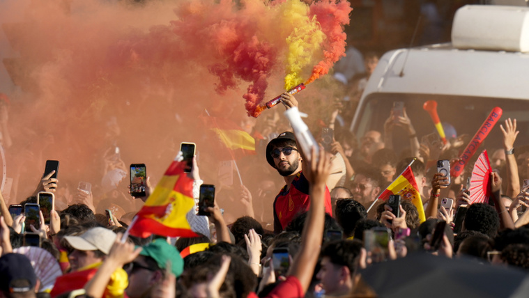 Őrjöngő tömeggel buliztak a&nbsp;futballvilág spanyol királyai