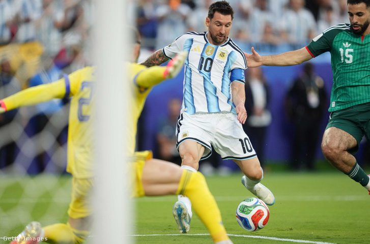 Lionel Andrés Messi (Argentína) kapura lő az Argentína–Algéria mérkőzésen a 2026-os FIFA Labdarúgó-világbajnokság J csoportjában, a Kansas Stadiumban, Kansasban, az Egyesült Államokban, 2026. június 16-án