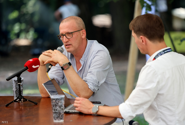 Tarr Zoltán társadalmi kapcsolatokért és kultúráért felelős miniszter (b) a Gombaszögi Nyári Táborban rendezett beszélgetésen a felvidéki Gombaszögön 2026. július 17-én. Mellette Czímer Gábor, a Paraméter újságírója