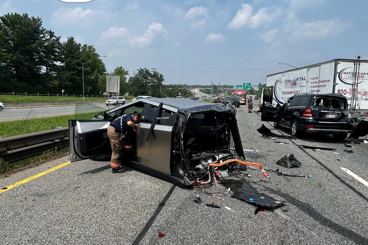 Elszabadult teherautó miatt szakadt ketté egy Tesla Cybertruck