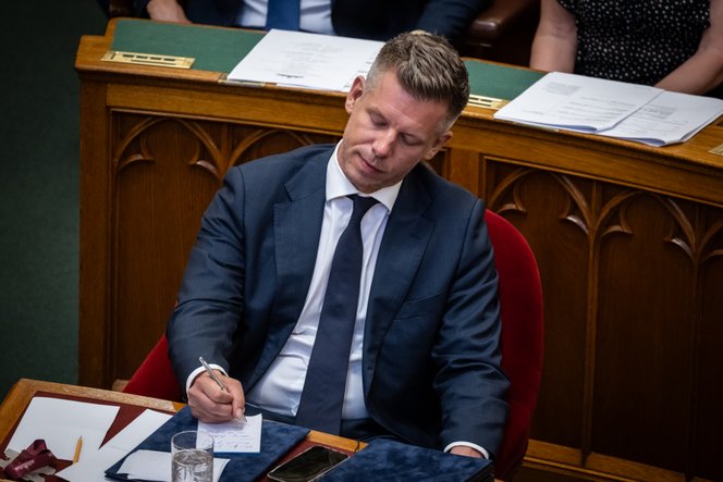„Tegyetek valami gyerekzárat Péter telefonjára” – Gyuricza Gergely kemény üzenetet küldött a Tisza Pártnak