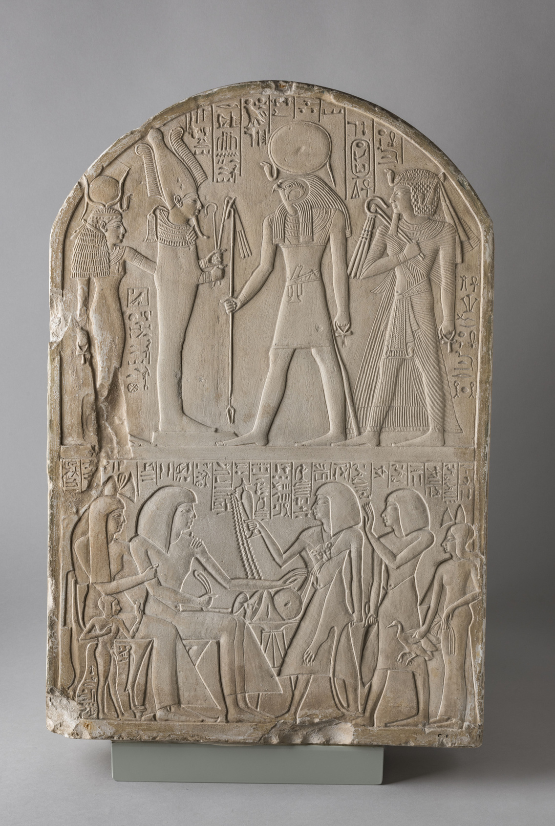 Egy Deir el-Medine-i szobrász, Ipuy sztéléje, Újbirodalom, 19. dinasztia, II. Ramszesz uralkodása (Kr. e. 1279–1213), mészkő, 57 × 38,4 × 7,4 cm, Deir el-Medine