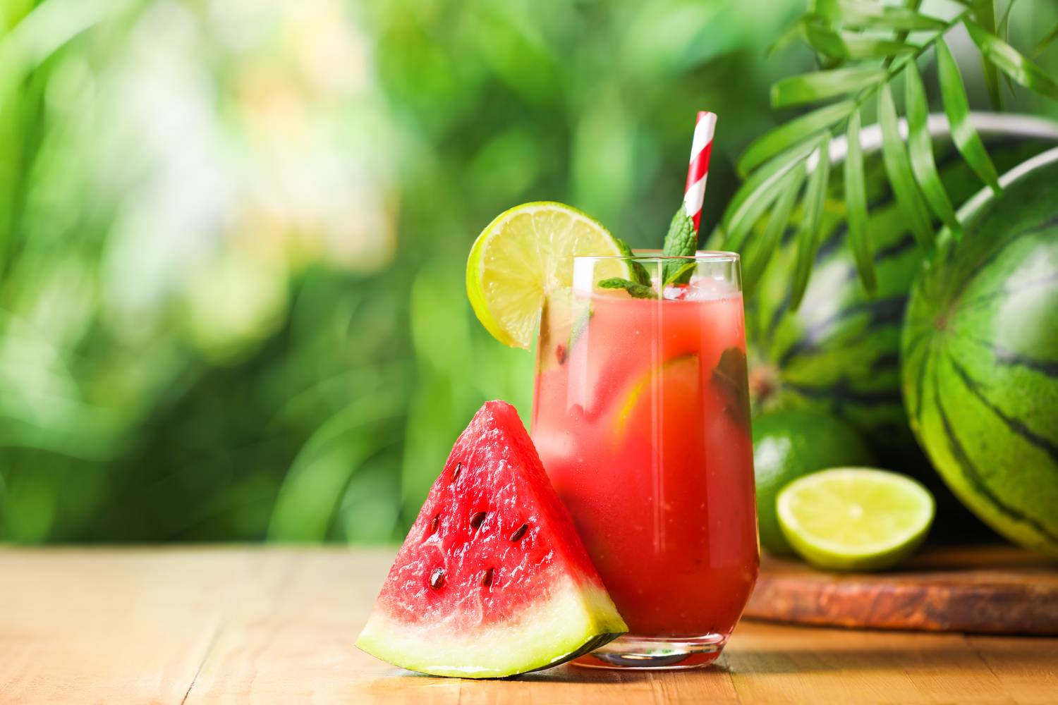 A görögdinnye magas víztartalmú gyümölcs, a belőle készült smoothie hidegen fogyasztva hamar lehűt.