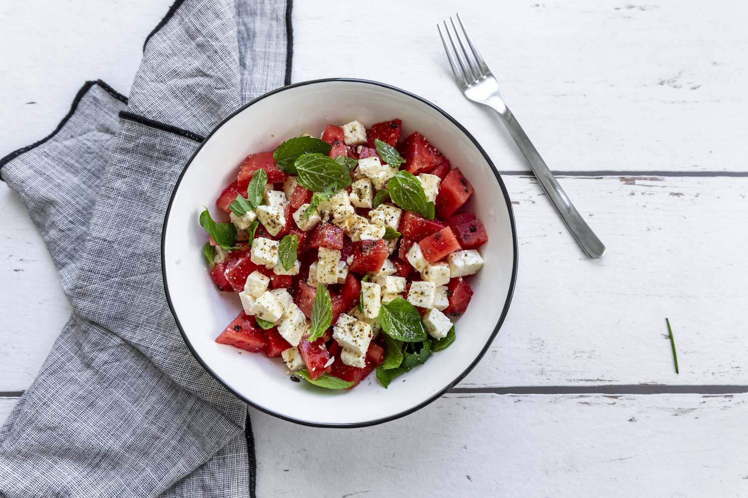 A görögdinnye magas víztartalma eltelít, a feta sajt pedig kiváló fehérjeforrása ennek a salátának.