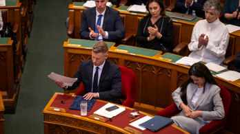 Bekapcsolva maradt Magyar Péter mikrofonja: ezt az utasítást adta a képviselőknek