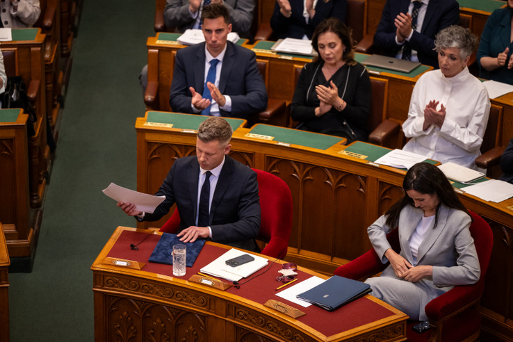 Bekapcsolva maradt Magyar Péter mikrofonja: ezt az utasítást adta a képviselőknek