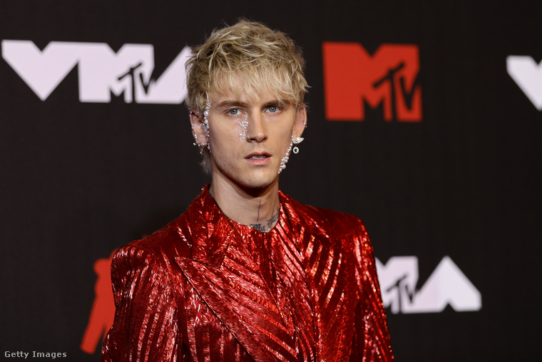 Machine Gun Kelly állítása szerint alig eszikMachine Gun Kelly egy élő közvetítésben azt mondta, általában csak vizet fogyaszt, és hetente mindössze néhány alkalommal eszik