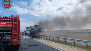 Elektromos autókat szállító kamion gyulladt ki az M86-os autóúton