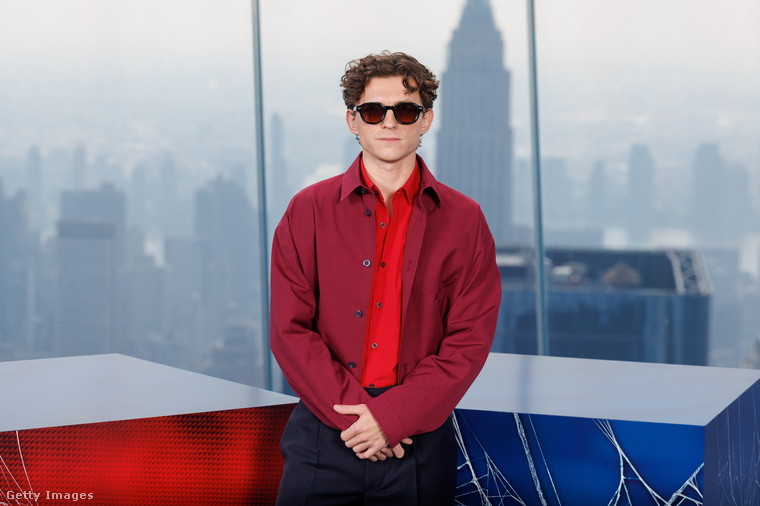 Tom Holland&nbsp;Tom Holland Telemakhoszt, Odüsszeusz és Pénelopé fiát játssza, aki apja távollétében próbálja megvédeni családját és otthonát