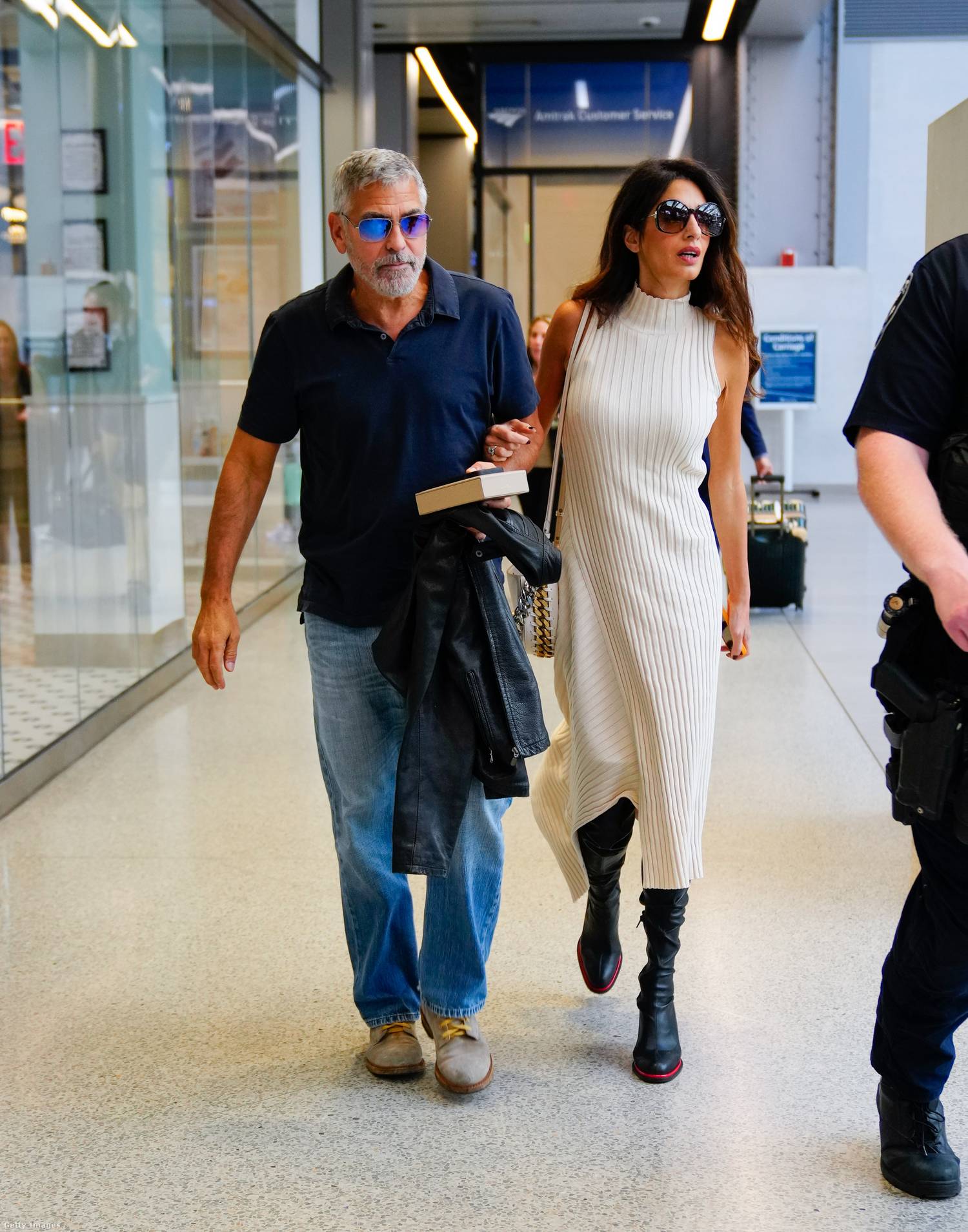 Amal Clooney a hétköznapi szerelésekben is stílusos.