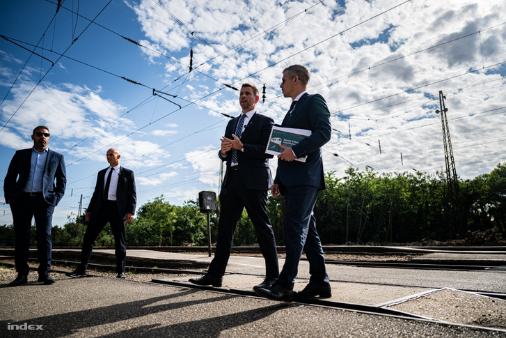 Magyar Péter és Vitézy Dávid érkeznek a vasútállomásra