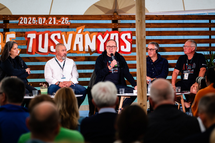 Magyar Péternek üzentek Tusványos megnyitóján, de a&nbsp;miniszterelnök nevét nem mondták ki