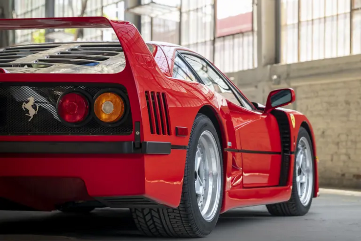 Másfél milliárdot is érhet árverésen Lee Iacocca Ferrari F40-ese