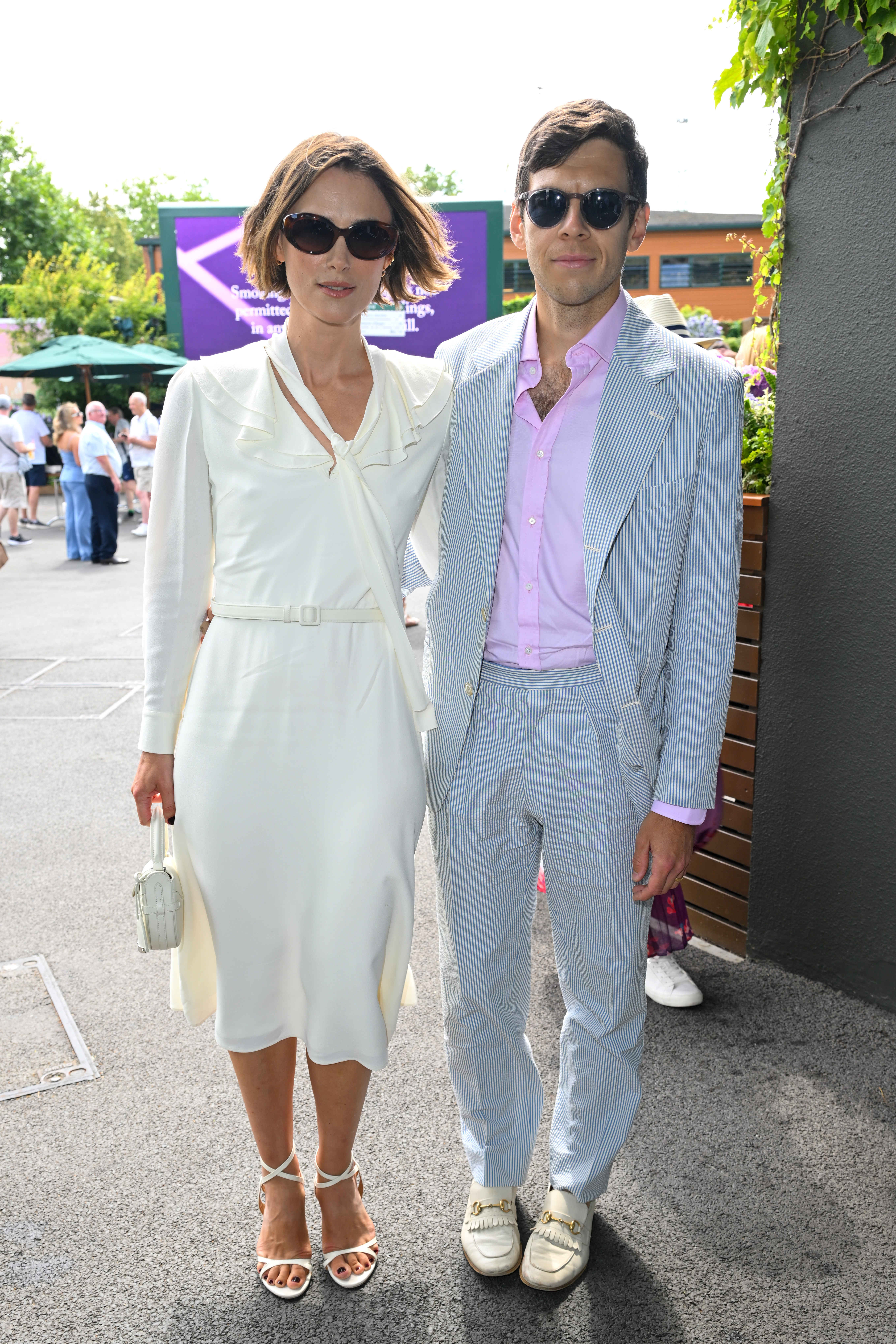 Keira Knightley és férje, James Righton összeillő, elegáns Ralph Lauren-szettben jelentek meg a 2026-os wimbledoni teniszbajnokságon.