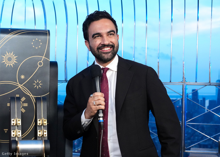 Zohran Mamdani felkapcsolja a fényeket az Empire State Buildingen az Egyesült Államok alapításának 250. évfordulójára 2026. július 4-én New Yorkban