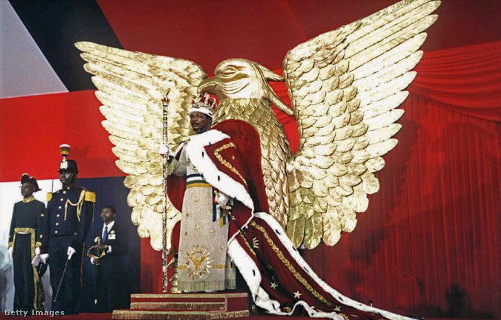 Jean-Bédel Bokassa a császári trónon az 1977. december 4-i, 20 millió dollárba kerülő koronázási ünnepségen