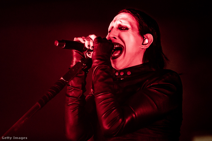 Marilyn Manson élőben lép fel az AFAS Live színpadán Amszterdamban, Hollandiában 2025. február 19-én