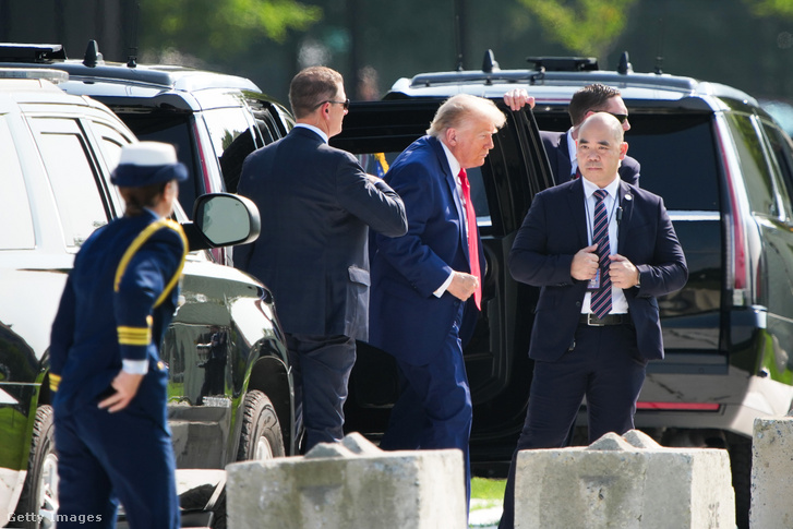 Donald Trump amerikai elnök megérkezik az Ellipse-hez, hogy felszálljon a Marine One helikopterre 2026. július 22-én