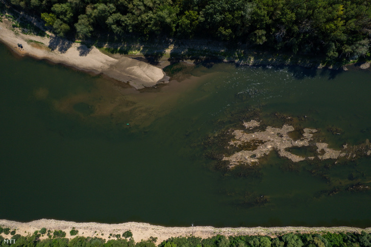 A drónnal készült képen a Tisza a kiskörei vízlépcsőnél 2026. június 29-én