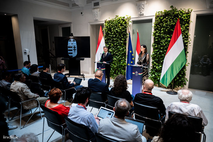 Magyar Péter és Köböl Anita beszél a kormányszóvivői tájékoztatón 2026. július 23-án