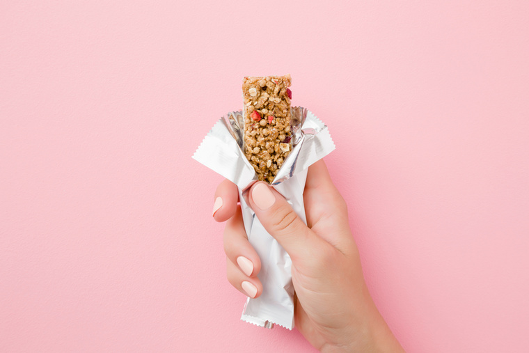 Granola szeletekA granolaszeletek sokak számára praktikus választást jelentenek két étkezés között vagy gyors energiaforrásként, ám nem mindegyik olyan egészséges, mint amilyennek elsőre tűnik