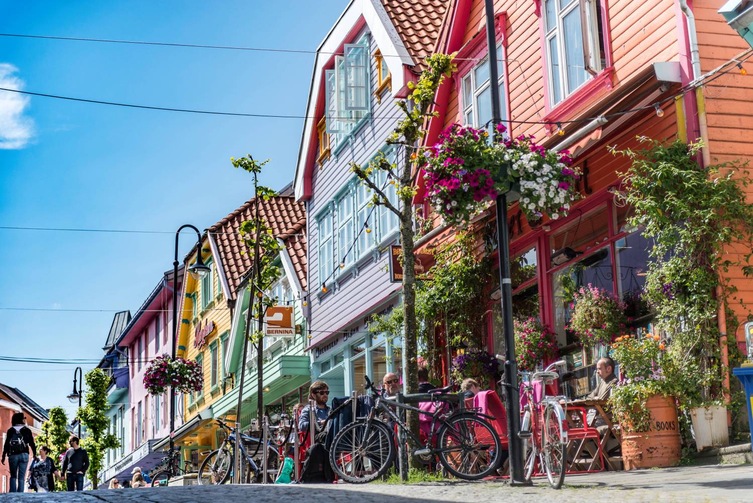Stavanger macskaköves utcáin számtalan színes faházban gyönyörködhetünk, többségükbe be is térhetünk, kávézó, bár, galéria vagy bolt üzemel bennük.