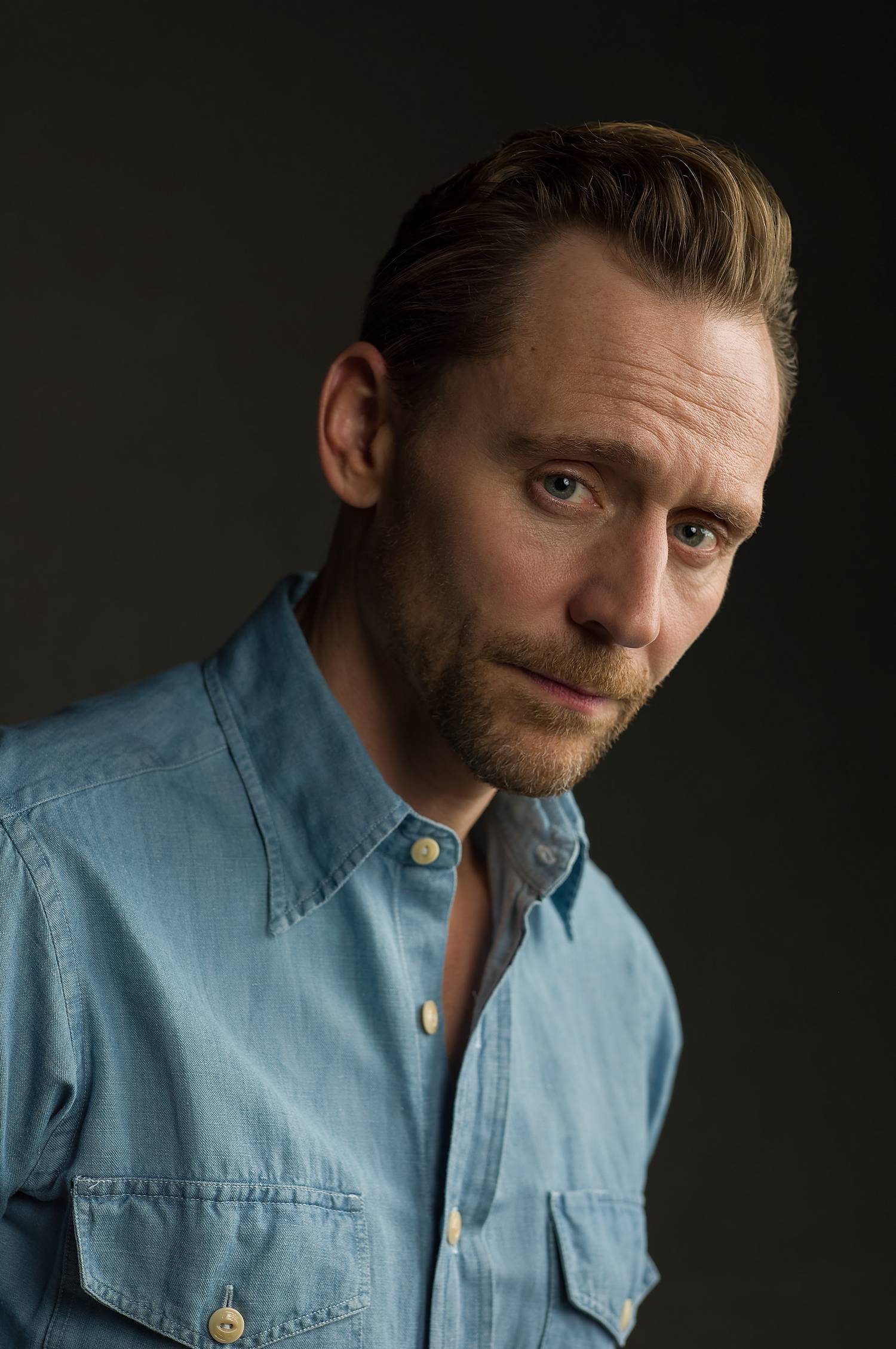 TOM HIDDLESTON 00935 D1-V4 RT