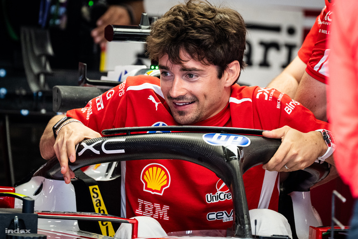 Charles Leclerc a Forma-1-es Magyar Nagydíj kezdete előtti napon a mogyoródi Hungaroringen 2026. július 23-án