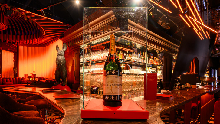 Az 1996-os F1-es Magyar Nagydíj dobogósai által aláírt Moët & Chandon kiállítva kedden, a Rodolfóban rendezett sajtóeseményen
