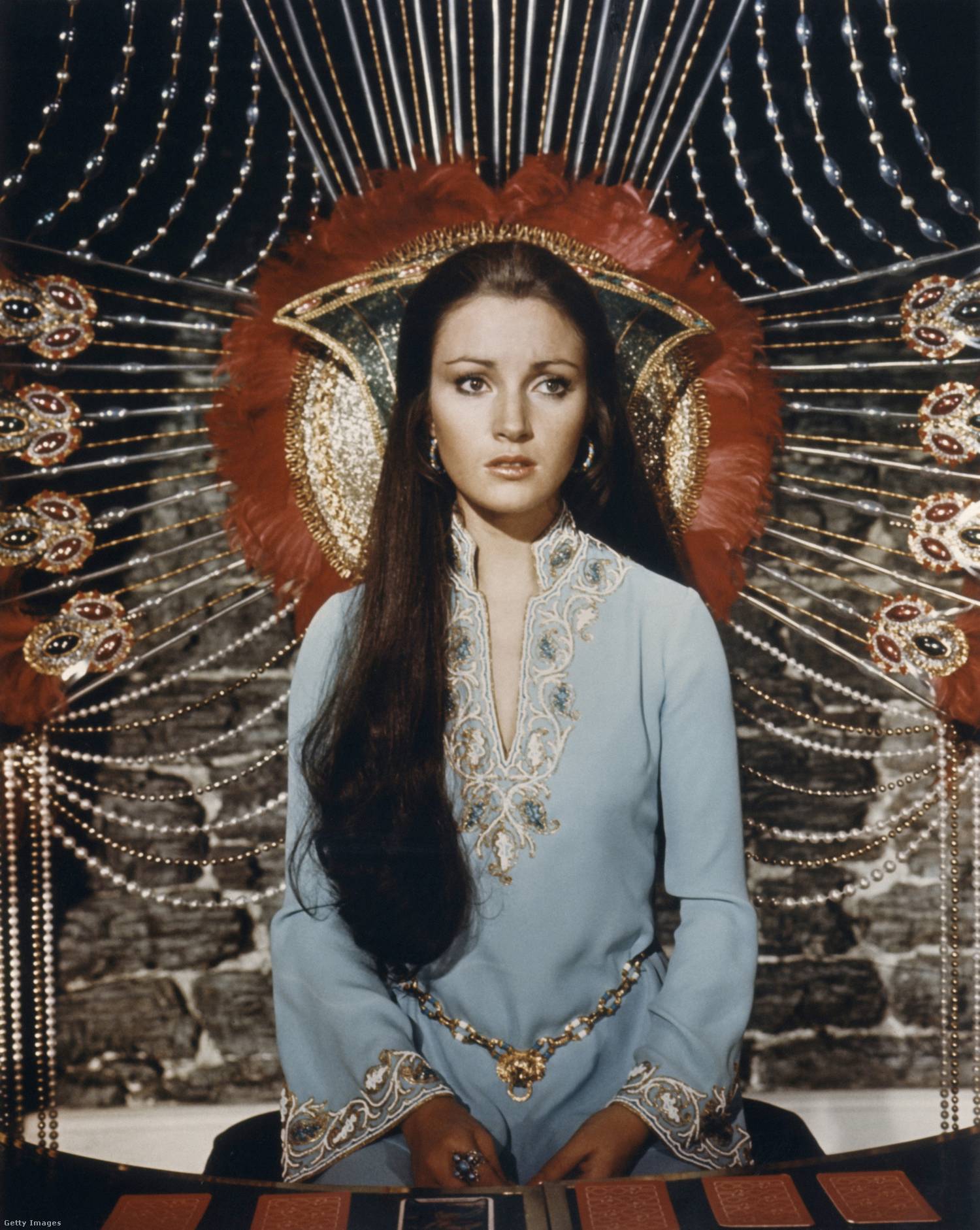 Jane Seymour 1973-ban, az Élni és halni hagyni című filmben.