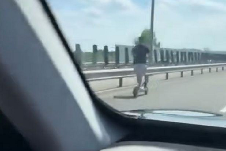 Videó: Autópálya belső sávjában száguldott egy román rolleres