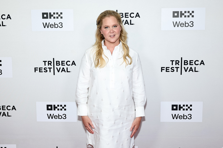 Amy SchumerAmy Schumer gyakran használ öniróniát a testsúlyával kapcsolatos témákban, és nyíltan beszél arról, hogy nem illeszkedik a hollywoodi szépségideálba