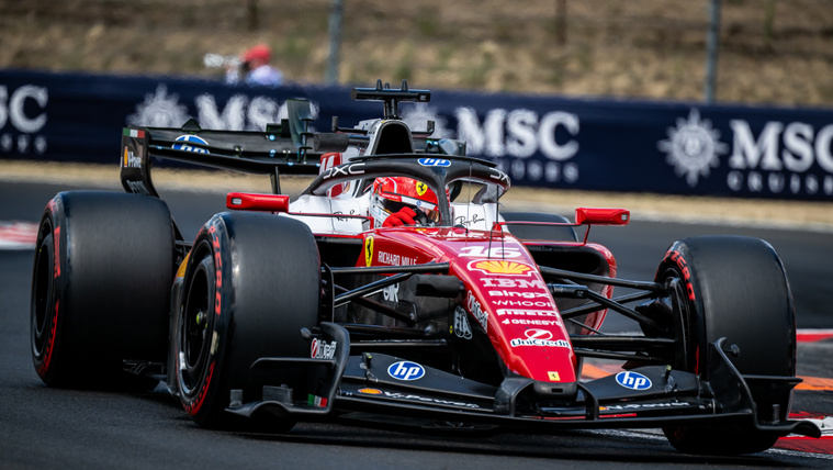 Leclerc kezdett az élen, a Mercedes másodperces hátrányban, a McLaren csak a vert mezőnyben