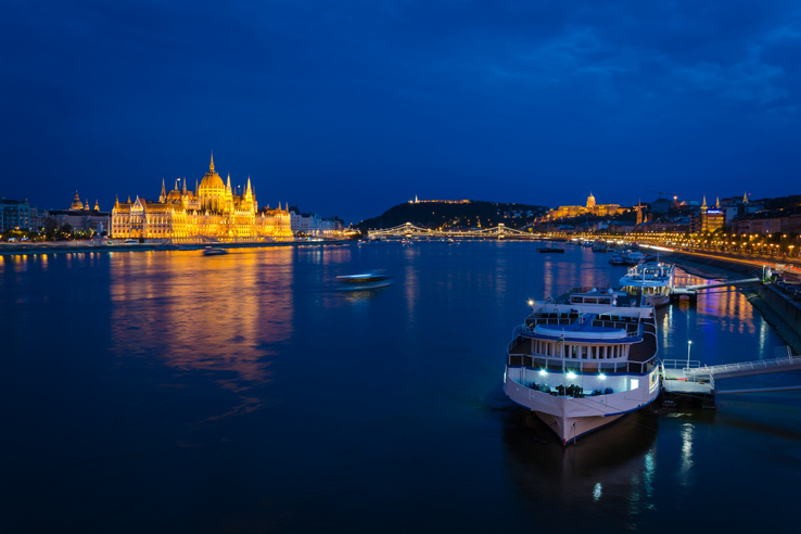 Süllyedni kezdett egy sétahajó Budapesten az éjszaka
