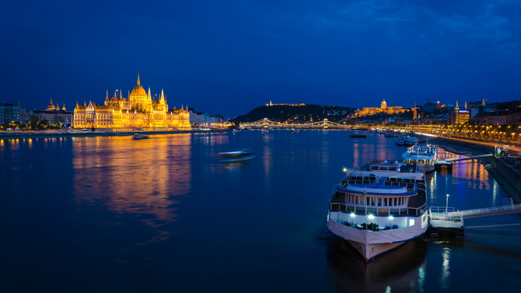 Süllyedni kezdett egy sétahajó Budapesten az éjszaka