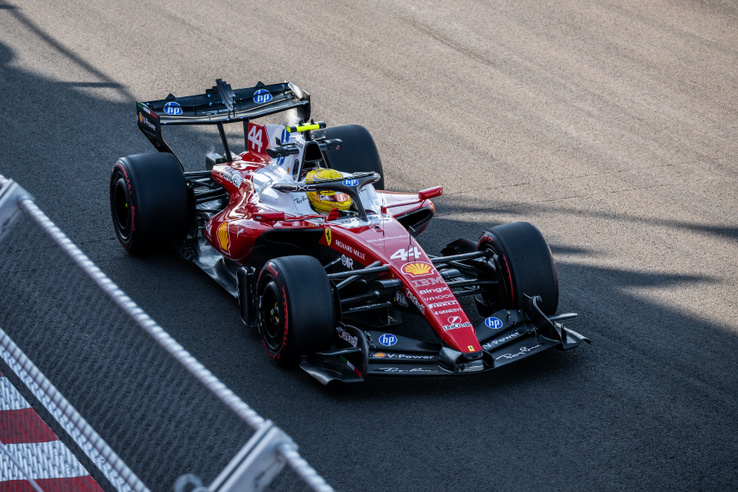Hamilton ugrott az élre a Hungaroringen, a Ferrari jelentős előnyben zárta a pénteki napot