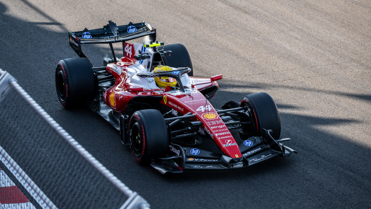 A Hungaroringen Hamilton ugrott az&nbsp;élre, a Ferrari jelentős előnyben zárta a pénteki napot
