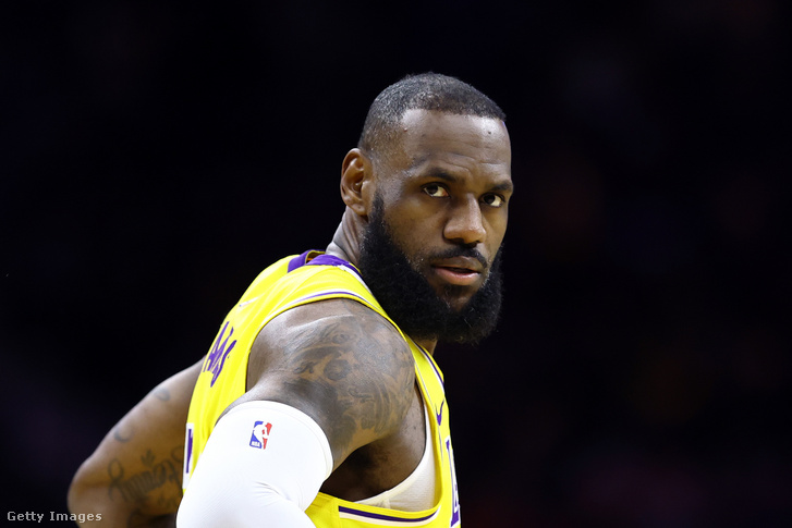 LeBron James, a Los Angeles Lakers 23-as mezszámú játékosa figyeli a játékot a Philadelphia 76ers elleni mérkőzés első negyedében, a philadelphiai Wells Fargo Centerben 2023. november 27-én