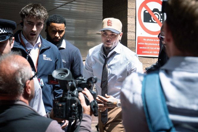 Beismerő vallomást tett Chris Brown, üveggel támadt egy zenei producerre, majd ököllel ütötte és rugdosta