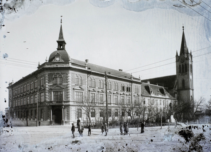 Fő tér, Premontrei gimnázium (később Vajda János Gimnázium), rendház (később Farkas Edit Római Katolikus Szakképző Iskola és Kollégium) és a Magyarok Nagyasszonya templom, 1911