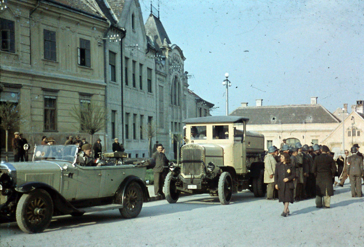 Fő tér, baloldalt a Városháza, mellette a Uránia Filmszínház épülete (ekkor Uránia Garázs, ma a Balaton Színház van a helyén), 1944