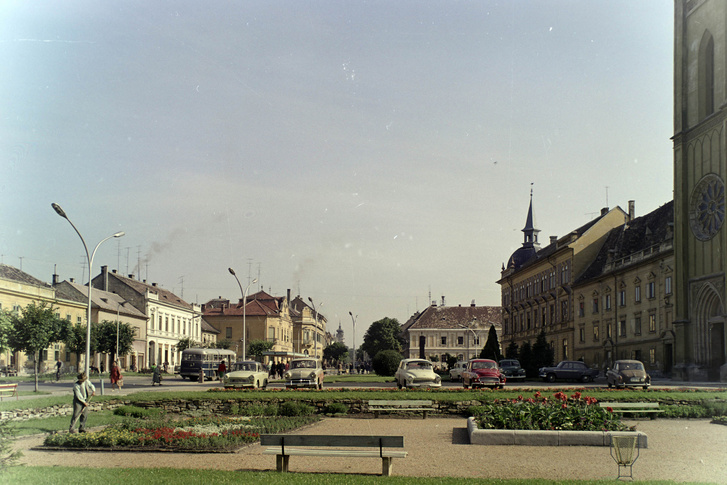 Fő tér, a kép jobb szélén a Magyarok Nagyasszonya templom, szemben a Kossuth Lajos utca, 1966