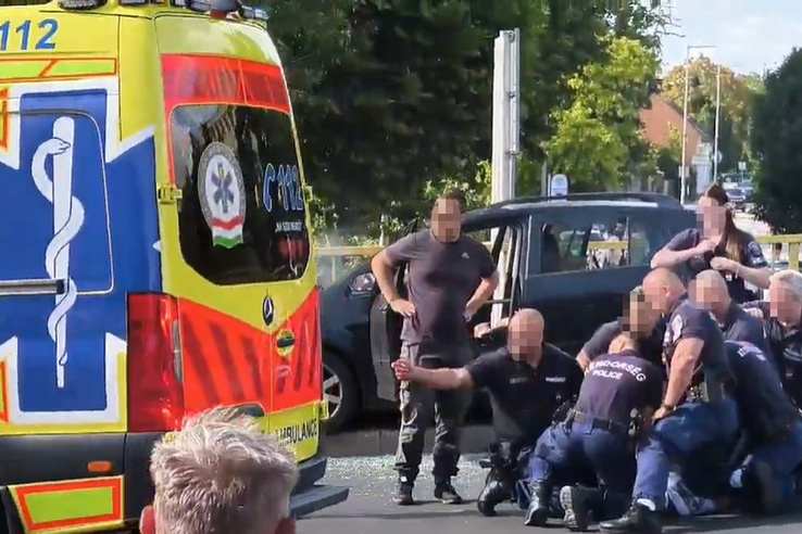Autós üldözés Siófokon, átszúrta a korlát a menekülőt, fotók a helyszínről