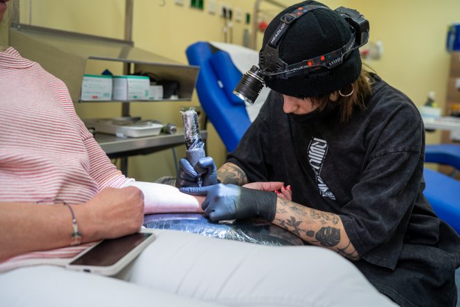 Viszlát, szenvedés, itt a világ első fájdalommentes, tűpisztoly nélküli tetoválása