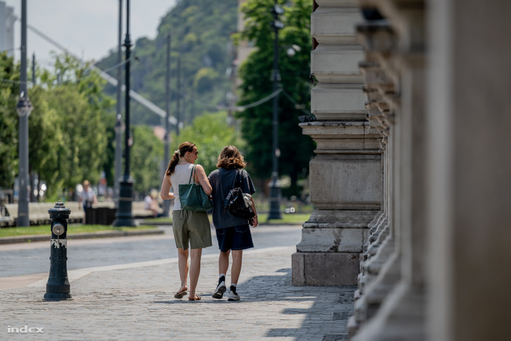 Járókelők Budapesten
