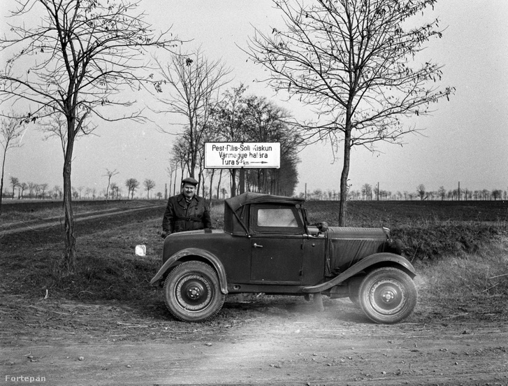 A Hatvan és Tura közötti országút, Heves és Pest-Pilis-Solt-Kiskun vármegye határánál 1943-ban