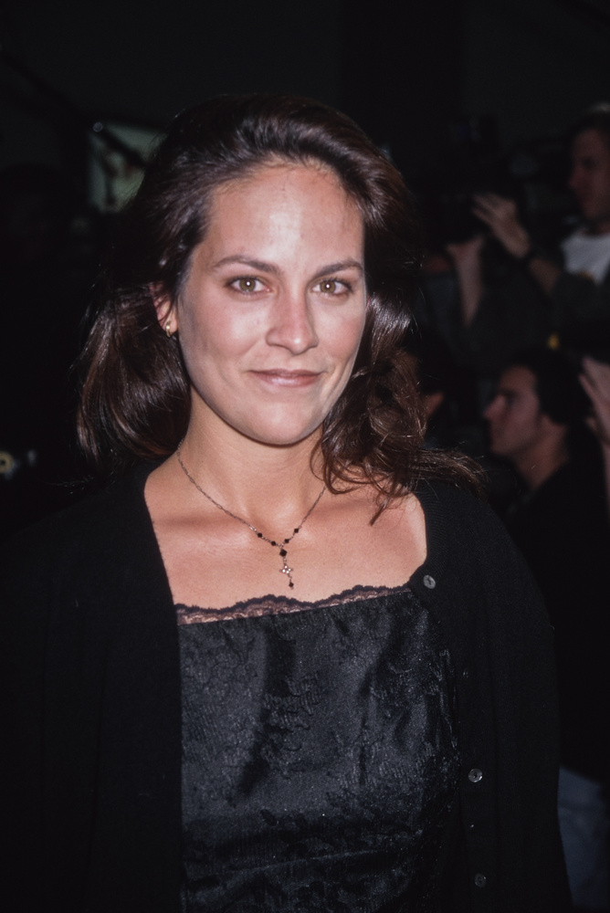 Annabeth Gish - Monica ReyesAnnabeth Gish már jóval az X-akták előtt ismert színésznő volt: több mint egy évtizeddel Monica Reyes ügynök szerepe előtt játszott a Pizzavarázs című filmben